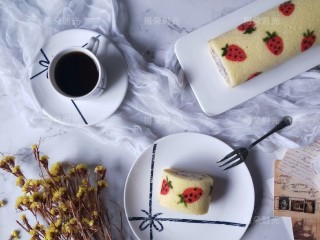 草莓彩绘蛋糕卷,搭配一杯咖啡。☕惬意下午茶。