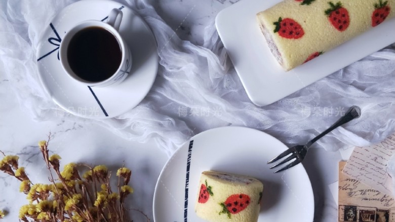 草莓彩绘蛋糕卷,搭配一杯咖啡。☕惬意下午茶。