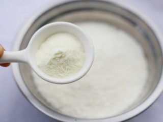 瓜子仁米饼,加入一勺澳优能立多G4奶粉。