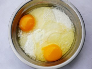 瓜子仁米饼,2个鸡蛋。