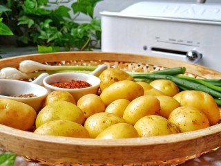 家常菜【香辣小土豆】,准备面一点的土豆煎味道才更好吃，不喜欢辣的可以换成椒盐与孜然粉。