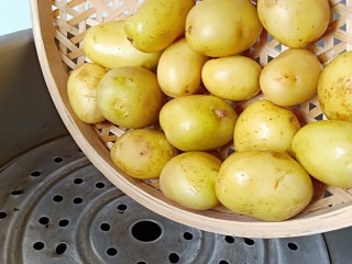 家常菜【香辣小土豆】,土豆清洗好放高压锅蒸熟。