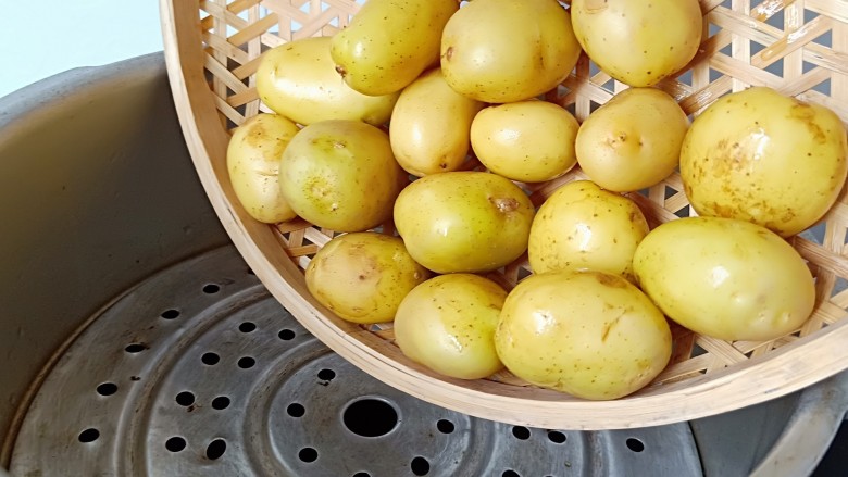 家常菜【香辣小土豆】,土豆清洗好放高压锅蒸熟。
