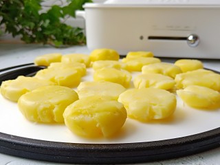 家常菜【香辣小土豆】,土豆装一个保鲜袋，轻轻敲一下，这样敲好的土豆形状完整。