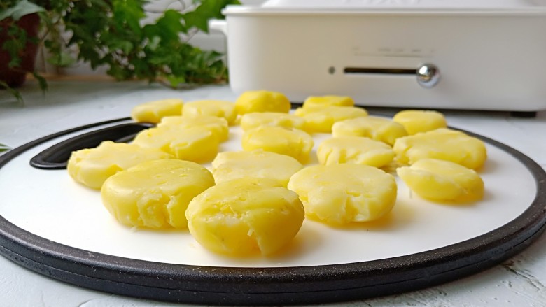 家常菜【香辣小土豆】,土豆装一个保鲜袋，轻轻敲一下，这样敲好的土豆形状完整。