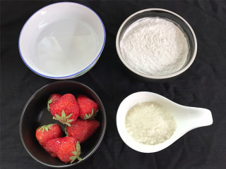 椰蓉草莓麻糬,准备好材料。