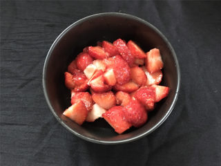 椰蓉草莓麻糬,先把草莓清洗干净后切成小块。