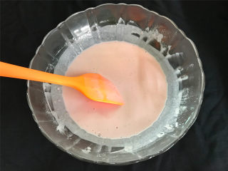 椰蓉草莓麻糬,加入120克水，搅拌至细腻无颗粒的粉浆。