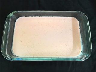 椰蓉草莓麻糬,把拌好的粉浆倒入干净的容器中。