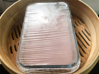 椰蓉草莓麻糬,上面包上一张保鲜膜，放入蒸锅中，蒸20分钟左右，直至没有液体，面团呈透明色即可。