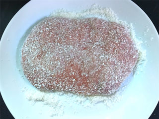 椰蓉草莓麻糬,取出后晾凉后揉匀，裹上椰蓉。