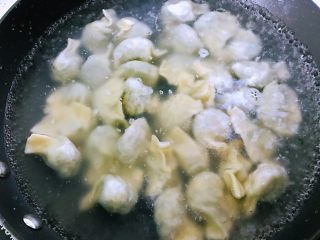 种菇韭菜饺子,锅里烧一锅水，等水沸腾之后把饺子下入到里面，用勺子在锅里轻轻的搅动一下饺子，以防粘连。水沸腾之后加入半碗凉水往锅里倒进去，连续三次这样的动作，饺子就熟了。