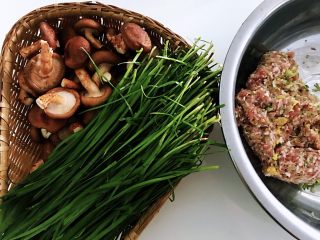 种菇韭菜饺子,食材。