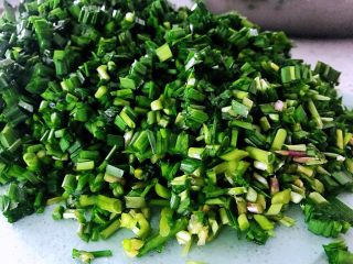 种菇韭菜饺子,清洗干净的韭菜切小。