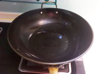 响油萝卜干,炒锅烧热后加入大豆色拉油，把油烧至冒烟