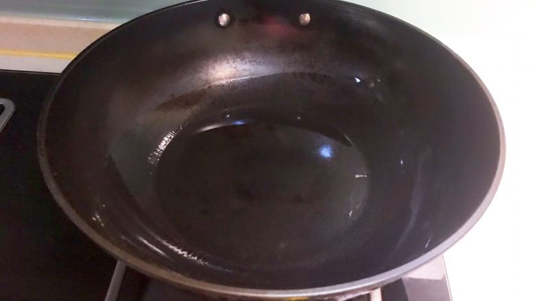 响油萝卜干,炒锅烧热后加入大豆色拉油，把油烧至冒烟