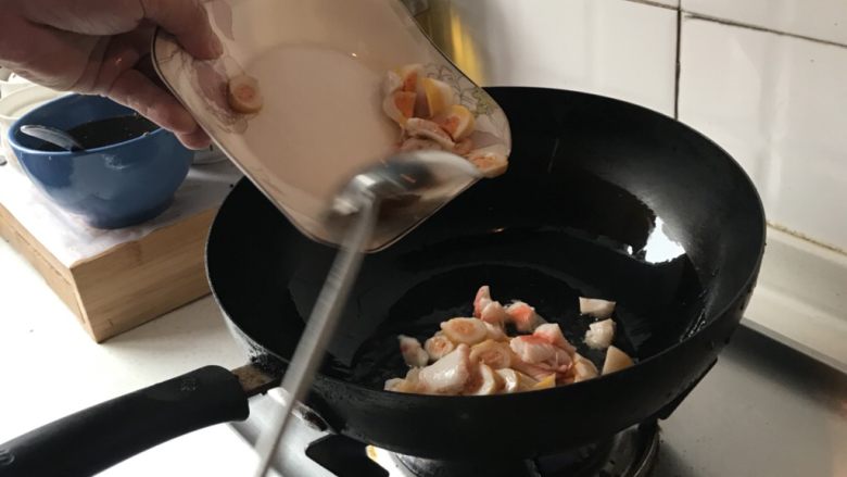 鱼丸炒饭,热锅凉油加各种丸切成的丁，蟹棒貌似有点粘锅