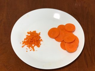 鸡蛋虾饺,胡萝卜切20片备用，剩余部分切碎。