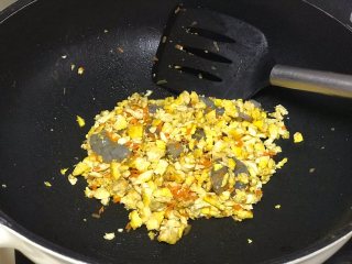 鸡蛋虾饺,凉透后加入大虾仁胡萝卜碎混合均匀。