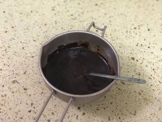 巧克力燕麦棒 ,巧克力切碎，隔水融化。（不要超过60度）