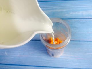 芒果奶昔+夏天的味道,倒入80ml牛奶