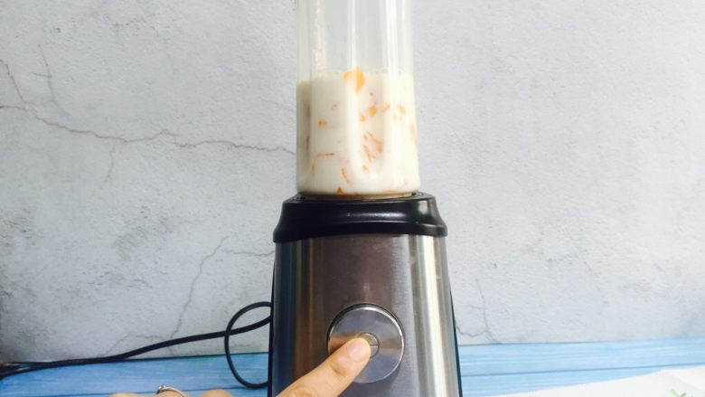 芒果奶昔+夏天的味道,倒扣在果汁机上拧紧，摁启动键开始工作