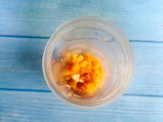 芒果奶昔+夏天的味道,芒果粒放入榨汁杯里