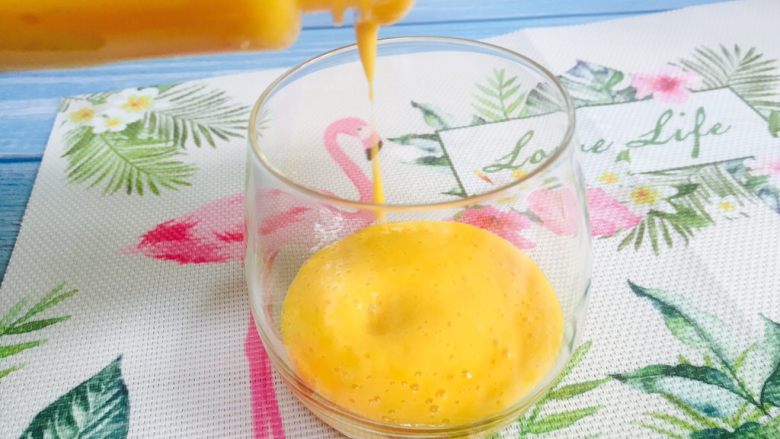 芒果奶昔+夏天的味道,倒入果汁杯