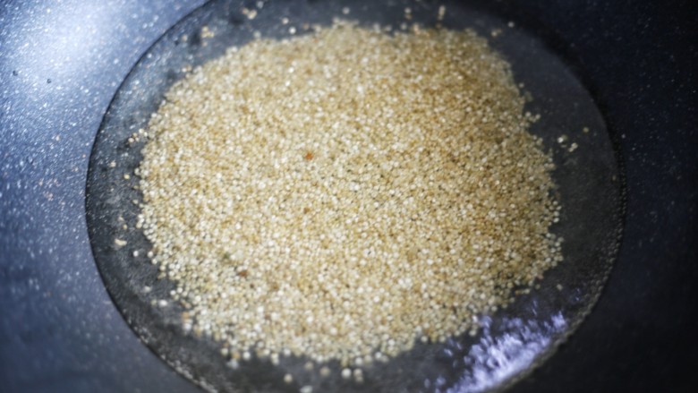 牛油果藜麦虾仁轻食沙拉,藜麦洗净，冷水开煮，中火15分钟，煮至冒出小白芽关火捞出备用。