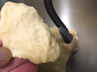 牛奶双吐司【一次发酵】,面团起筋可以拉开。