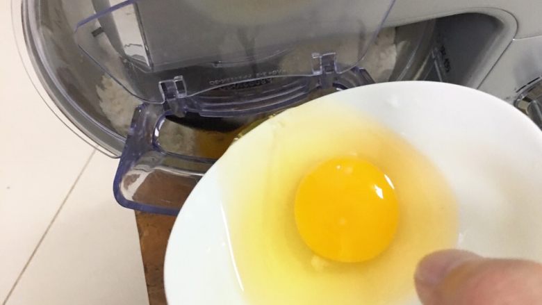 牛奶双吐司【一次发酵】,再倒入鸡蛋。