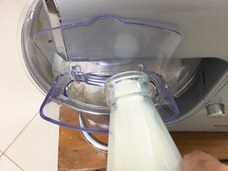 牛奶双吐司【一次发酵】,启动厨师机搅拌，倒入牛奶。