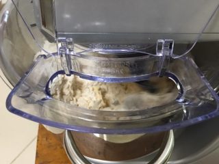 牛奶双吐司【一次发酵】,一档速度搅拌一分钟。