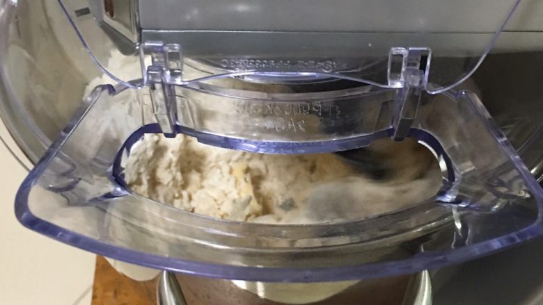 牛奶双吐司【一次发酵】,一档速度搅拌一分钟。