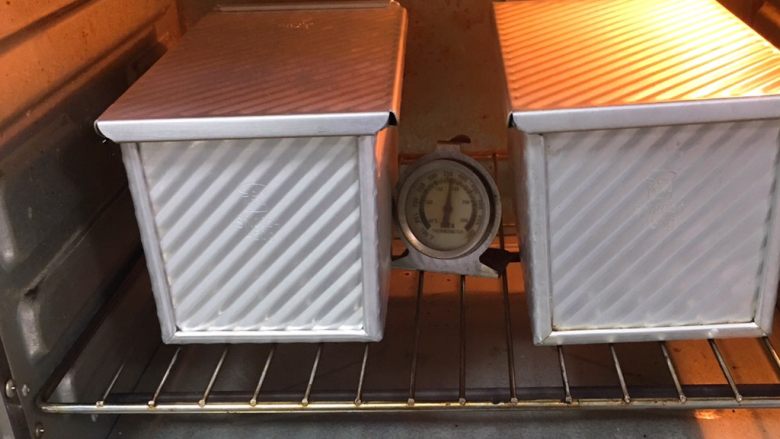 牛奶双吐司【一次发酵】,发酵至九分满，盖上盖子，烤箱预热至190度，吐司盒送入烤箱烤制40分钟。