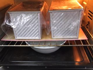 牛奶双吐司【一次发酵】,送入烤箱发酵90分钟，底部放一碗热水。