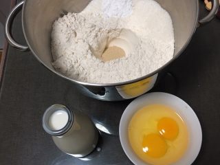 牛奶双吐司【一次发酵】,干材料放入厨师机，牛奶和鸡蛋室内回温。