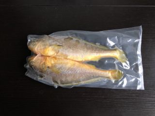 宫保鱼丁,准备黄花鱼，也可用其他肉质鲜嫩少刺鱼肉代替