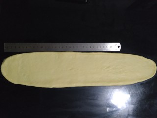 一次性发酵更省时间的奶香吐司~,用擀面杖擀成40厘米长的牛舌状；
