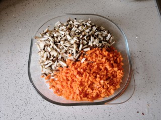 香菇猪肉糯米烧麦,将香菇和胡萝卜洗净，切成小丁。