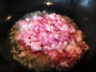 香菇猪肉糯米烧麦,熬好的猪油过滤掉油渣，放入生姜和切好的肉丁