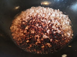 香菇猪肉糯米烧麦,将猪肉煸香后倒入料酒、老抽、蚝油，糖。
