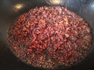 香菇猪肉糯米烧麦,继续煸炒上色。