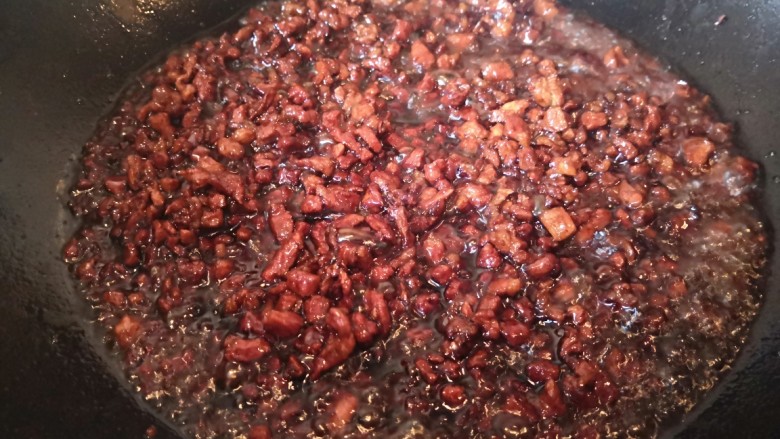 香菇猪肉糯米烧麦,继续煸炒上色。