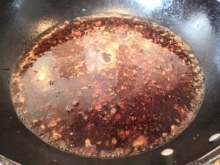 香菇猪肉糯米烧麦,倒入400克清水，大火煮开后转小火继续煮十点钟左右。