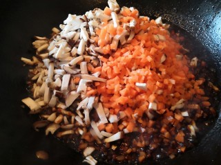 香菇猪肉糯米烧麦,倒入香菇和胡萝卜继续煮5分钟