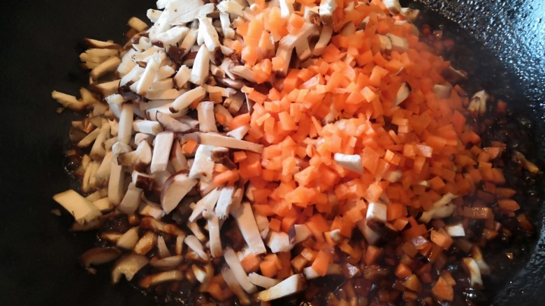 香菇猪肉糯米烧麦,倒入香菇和胡萝卜继续煮5分钟