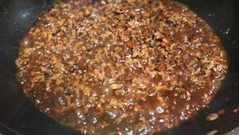 香菇猪肉糯米烧麦,煮好的状态是要有一些卤汁的，糯米吸收这些卤汁会更加入味。