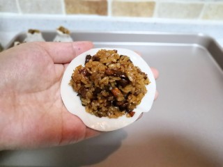 香菇猪肉糯米烧麦,取适量的馅放入饺皮上