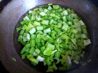 芹菜木耳凉拌菜,锅中放入适量清水，烧开，放入芹菜段烧开，捞出立刻放入冷水中